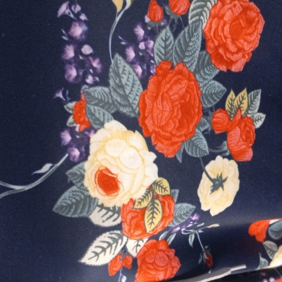 Cupshe Pullover With Hoodie and Kangaroo pouch, Floral, Size Small - Picture 4 of 7